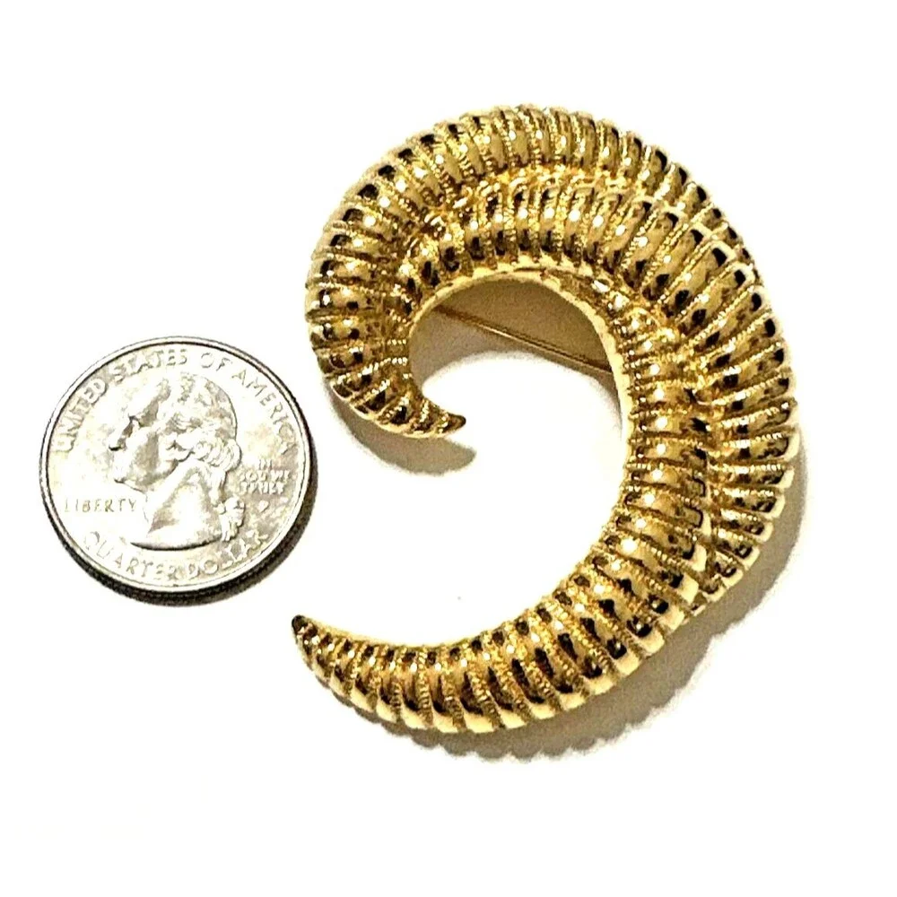 Vintage Monet Ribbed Swirl Brooch Gold Tone Textured Wave Pattern Pin 2.25